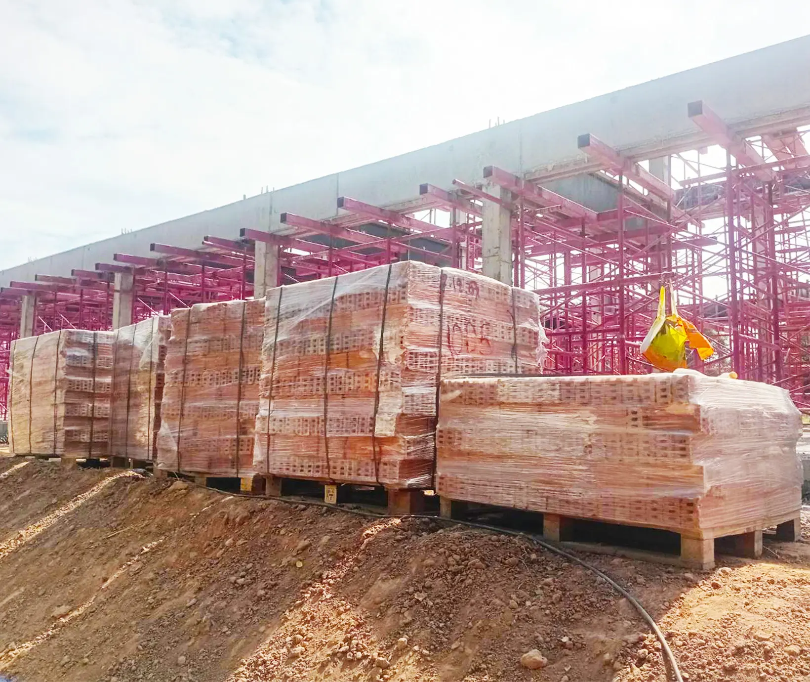 อิฐมอญ 3 รู ใหญ่ มอก. 153-2565 ประเภท 2 ภาพการขนส่งไปขอนแก่น วันที่ 10 ธ.ค. 2568