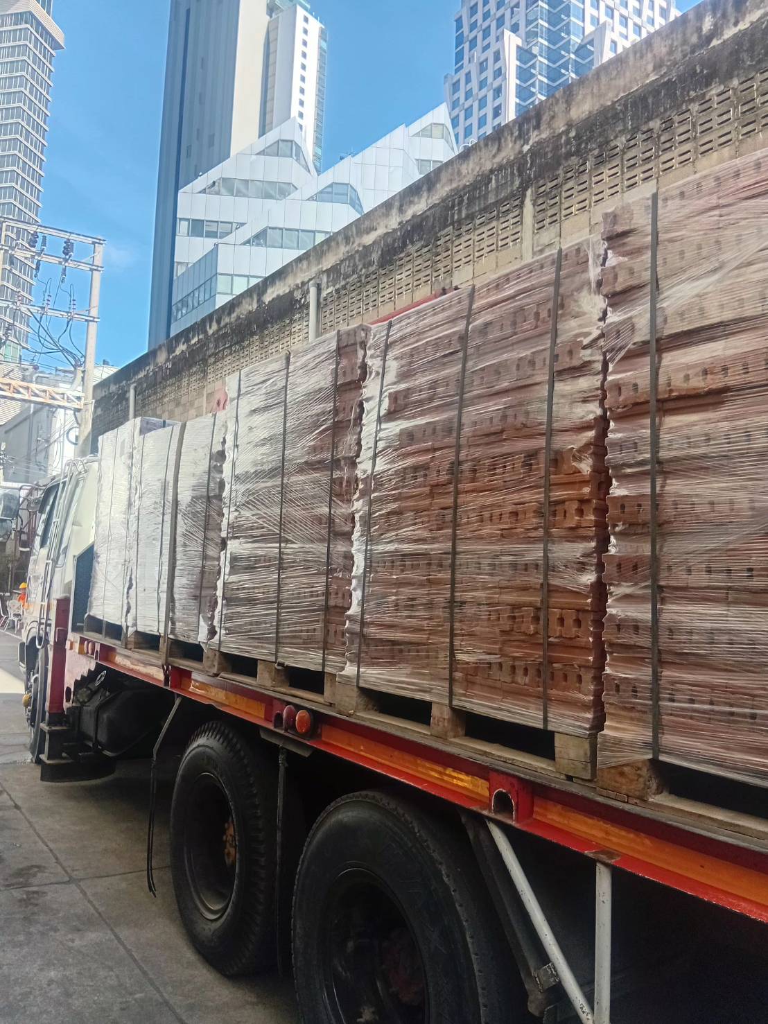 อิฐมอญ มอก. 77-2565 ประเภท ค ภาพการขนส่งไปสีลม วันที่ 28 ก.พ. 2569