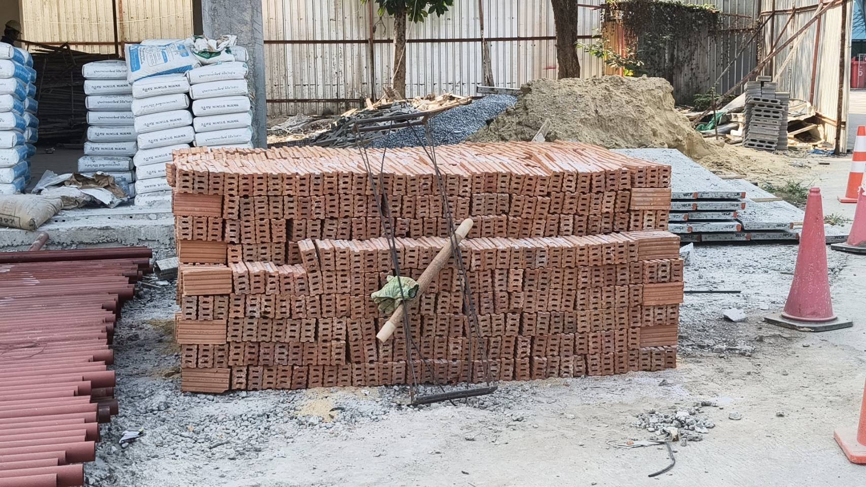 อิฐมอญ 3 รู ใหญ่ มอก. 153-2565 ประเภท 2 ภาพการขนส่งไปดำเนินสะดวก วันที่ 15 ก.พ. 2569