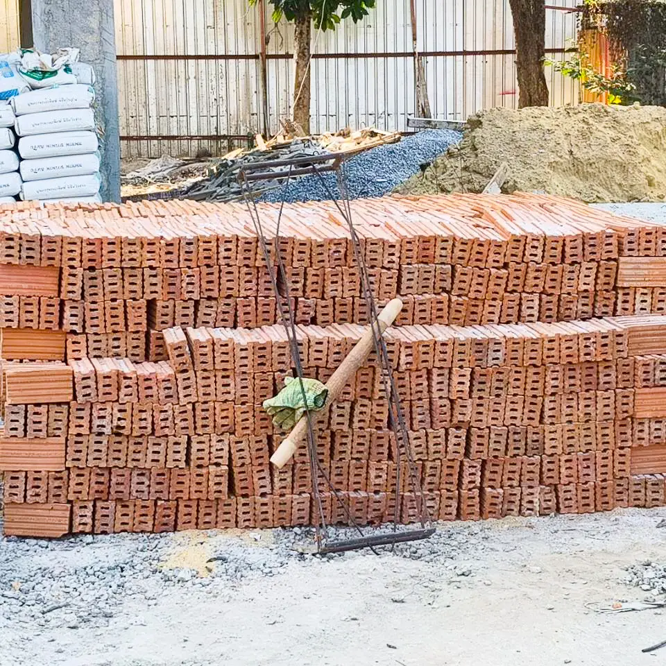 อิฐมอญ 3 รู ใหญ่ มอก. 153-2565 ประเภท 2 ภาพการขนส่งไปดำเนินสะดวก วันที่ 15 ม.ค. 2569