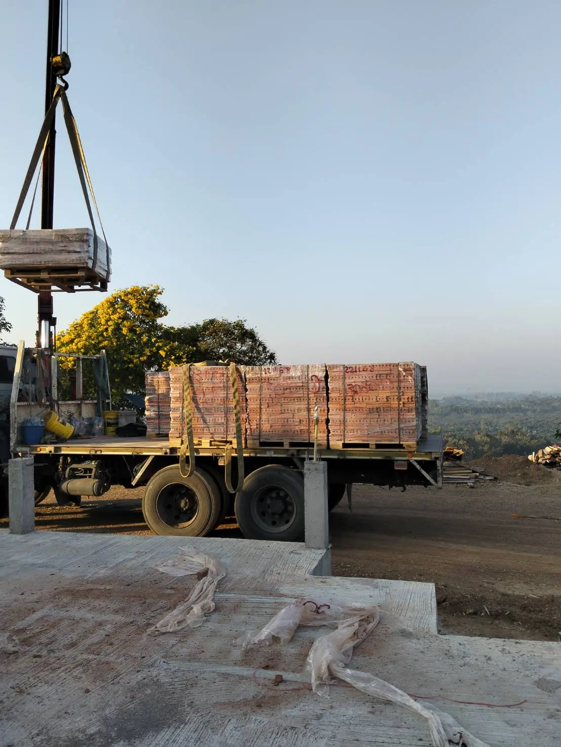 อิฐมอญ มอก. 77-2565 ประเภท ค ภาพการขนส่งสินค้า